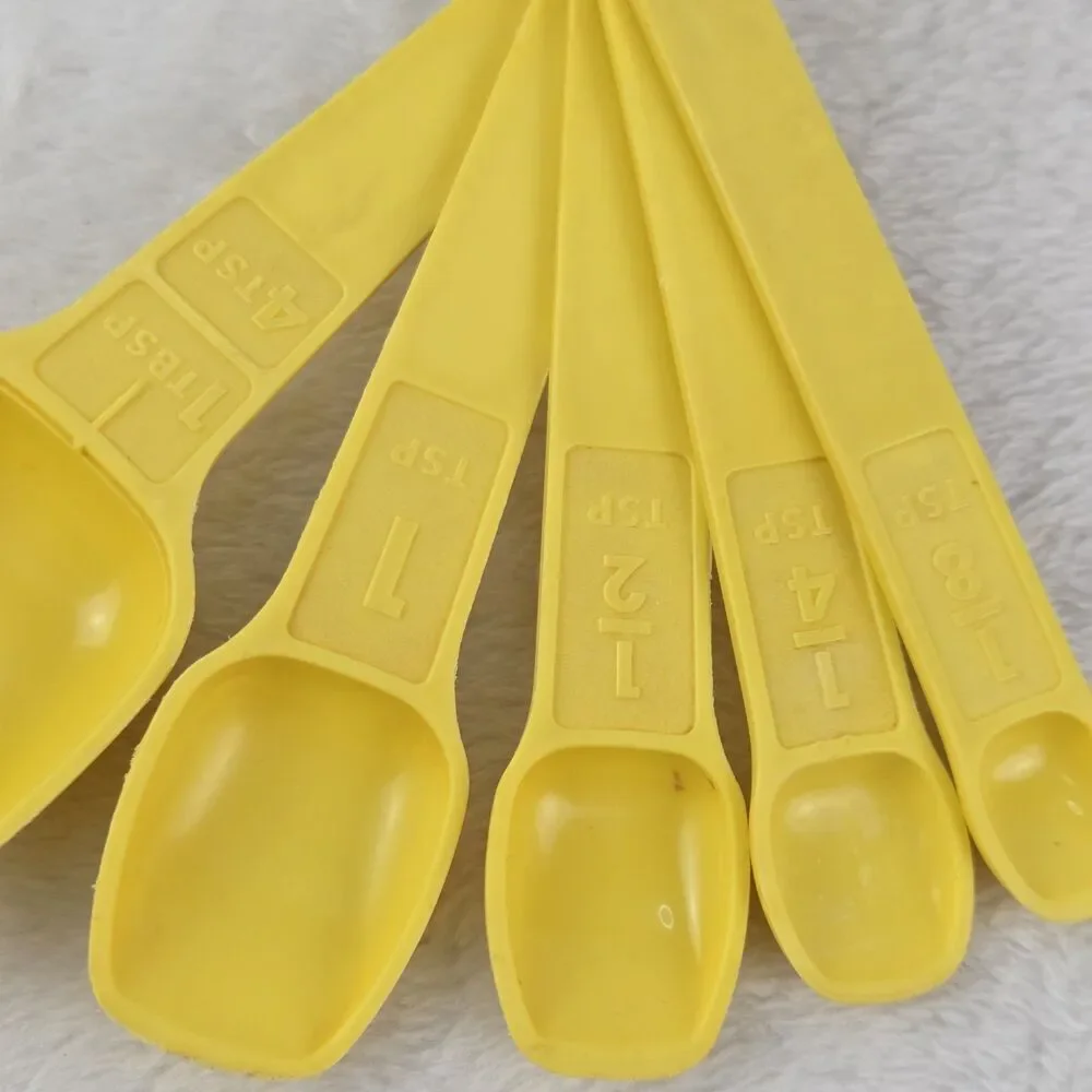 Tupperware Set of 5 Nesting Measuring Spoons Yellow with D-Ring Vintage